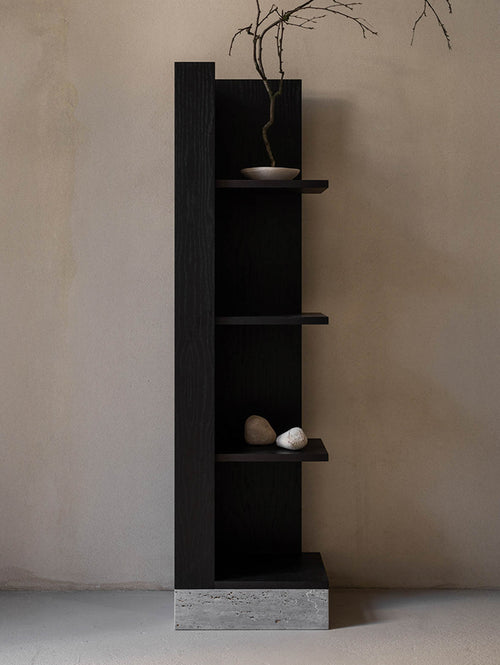 Drewniany narożny regał CONE– nowoczesny mebel do narożników i wąskich przestrzeni