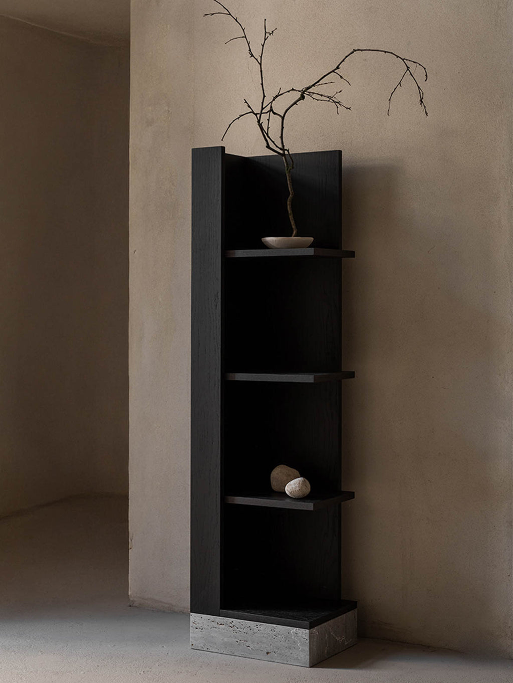 Drewniany narożny regał CONE – nowoczesny mebel do narożników i wąskich przestrzeni