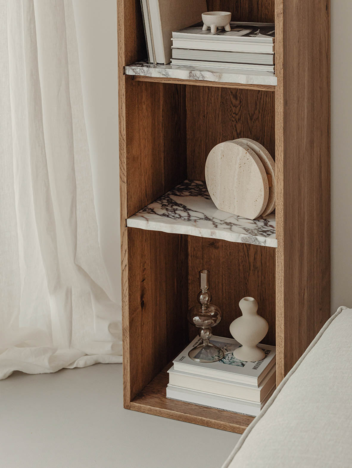 Drewniany regał z marmurowymi półkami Zuel