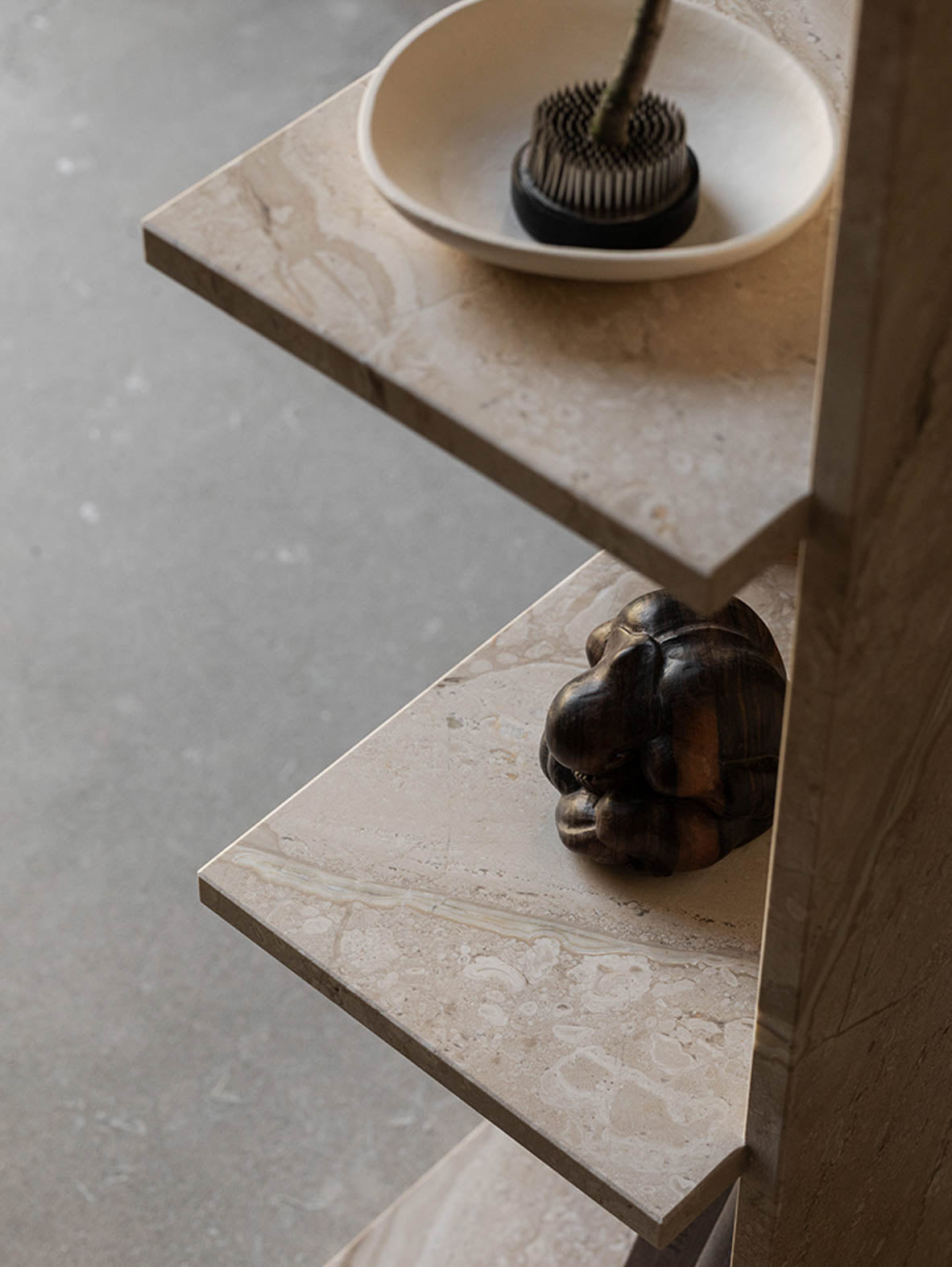 Marmurowy regał CONE Marble – mebel premium z marmurem do salonu lub przedpokoju