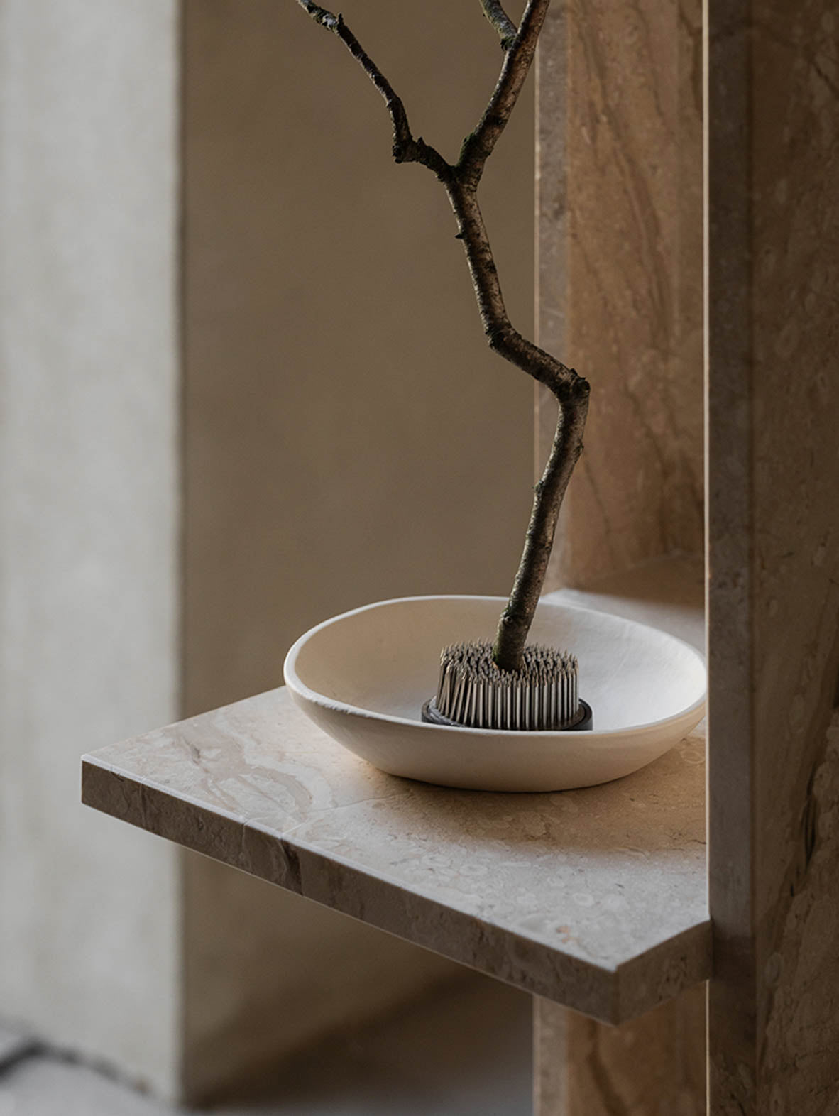 Marmurowy regał CONE Marble – mebel premium z marmurem do salonu lub przedpokoju