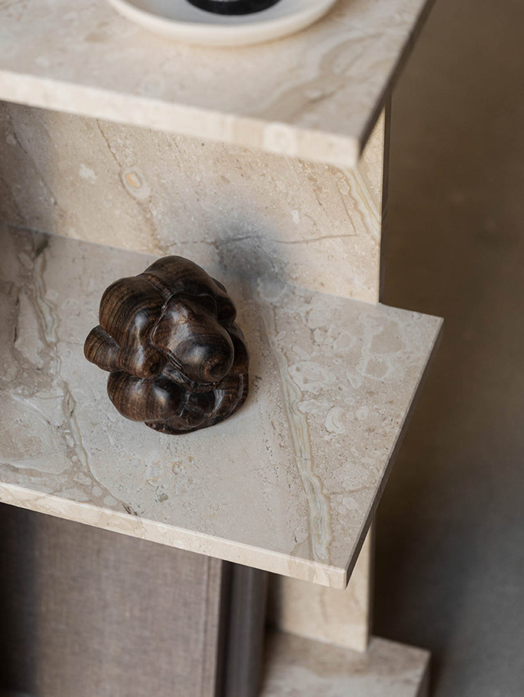 Marmurowy regał CONE Marble – mebel premium z marmurem do salonu lub przedpokoju