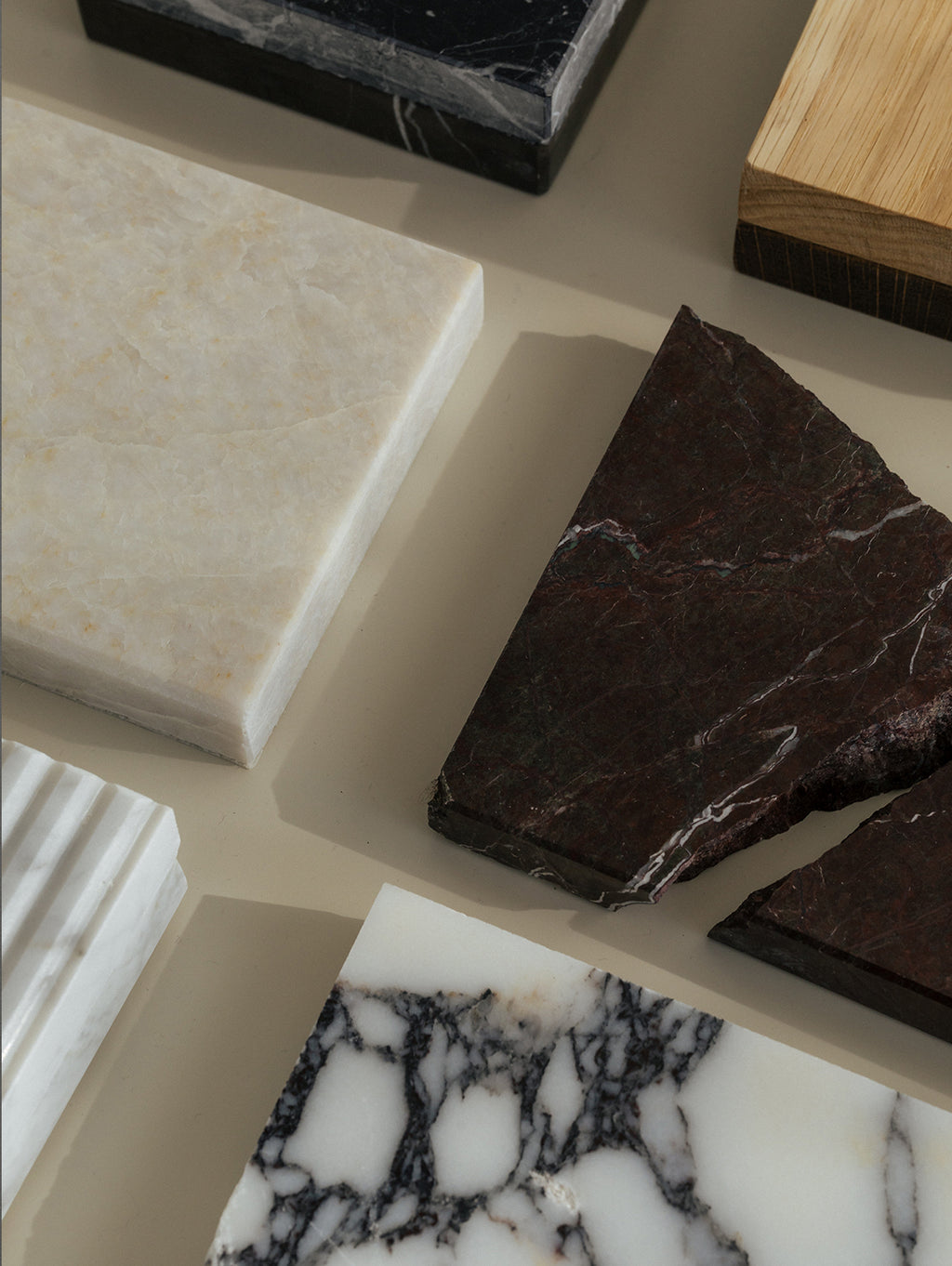 Próbki forniru, drewna, kamienia