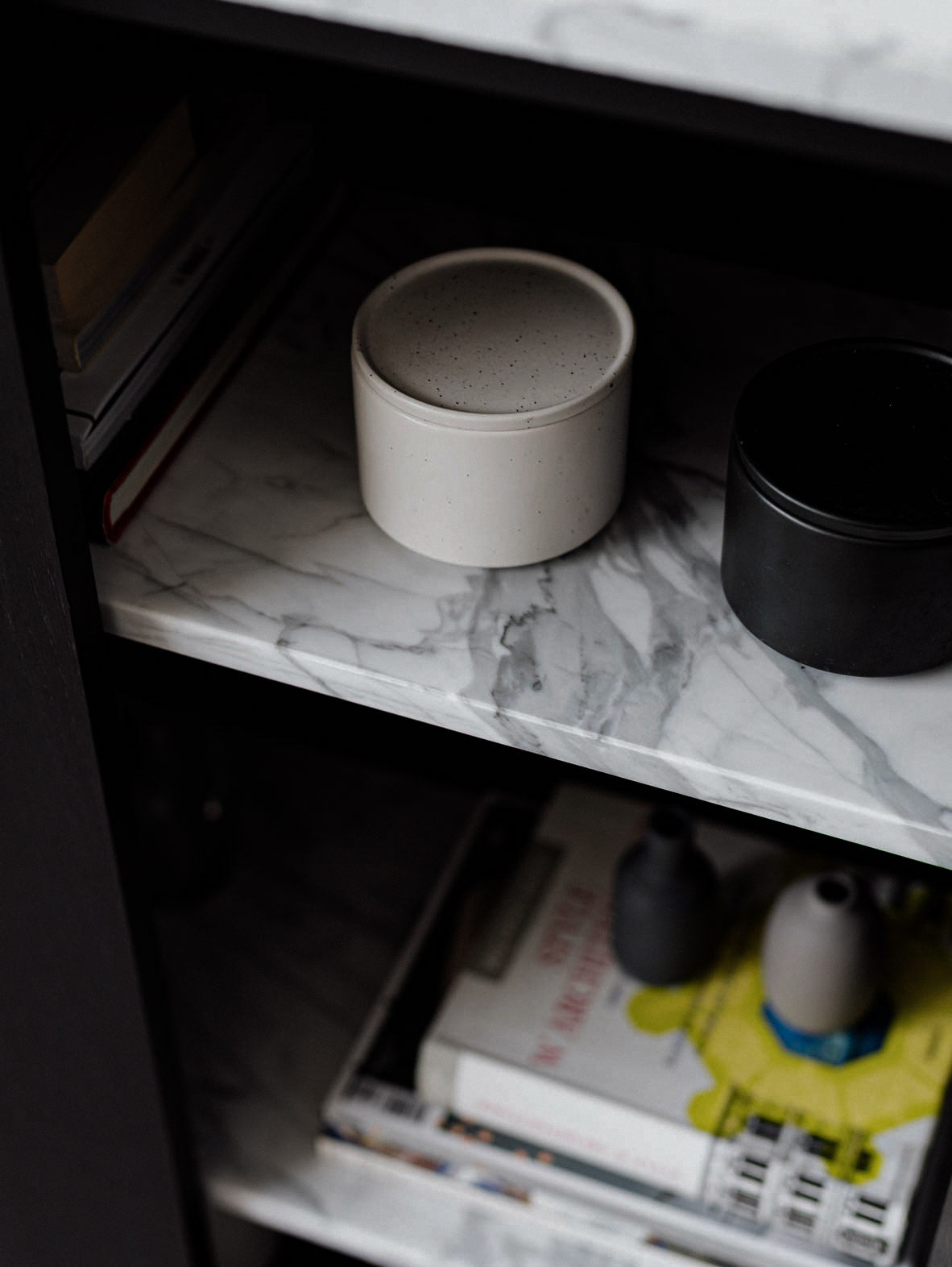 Komoda drewniana z marmurowym blatem FORST Cabinet